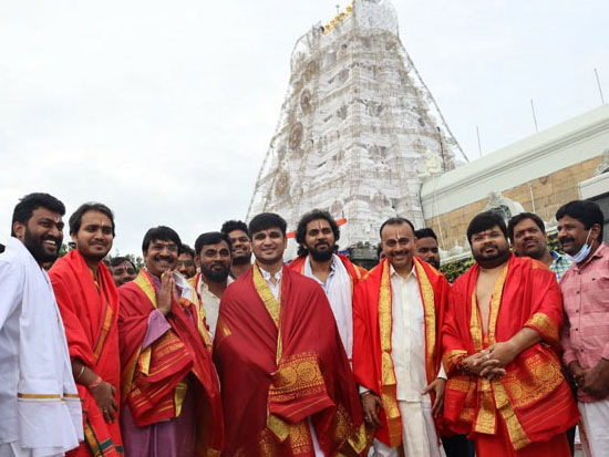 Karthikeya2 Team Took Blessings Of Lord Venkateshwara At Tirumala